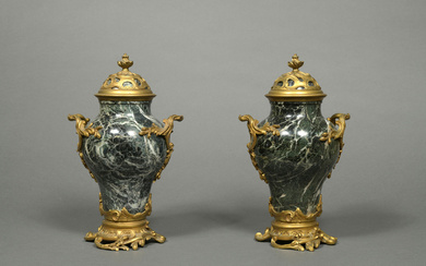 Ferdinand BARBEDIENNE (1810-1892) – Paire de vases en marbre vert de mer à mont…
