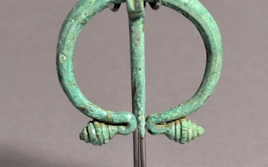 Fibule oméga Romain, 1.-3. siècle après J.-C. Bronze, D = 0,2 cm (1 21/32 pouces)...