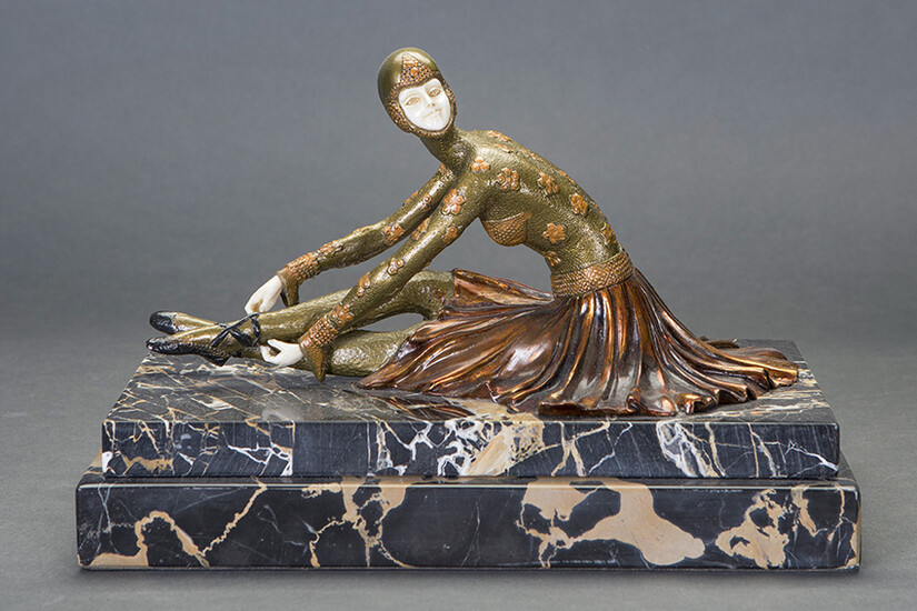 Following models of DEMETRE CHIPARUS (Romania, 1886 - Paris, 1947) "Tanara" Chryselephantine sculpture with cold enameled parts Base in black Portoro marble. With CITES. Measures: 20x15x27,5 cm. Exit: 1.300uros. (216.302 Ptas.)
