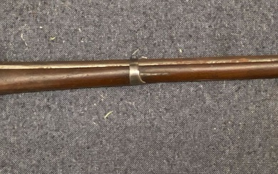 Fusil de cadet à percussion modèle 1842, garnitures en fer ; crosse en noyer ;...