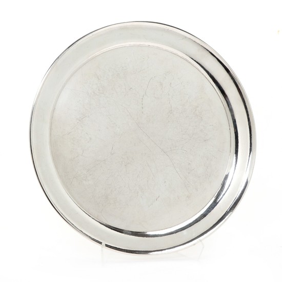Georg Jensen: Circular sterling silver dish with hammered surface. Georg Jensen 1945–1951. Design no. 223 M. Diam. 32 cm.