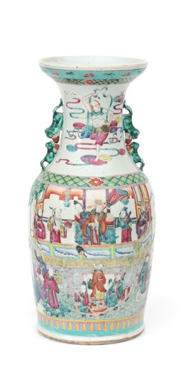 Grand vase en porcelaine de Chine à décor famille rose de personnages et de deux...