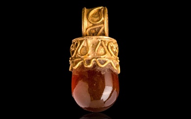 HELLENISTIC GOLD PENDANT WITH CABOCHON