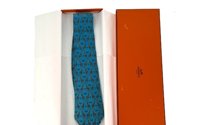 HERMES Cravate en soie à motifs de girafes Dans sa boîte Bon état (traces d’usage)