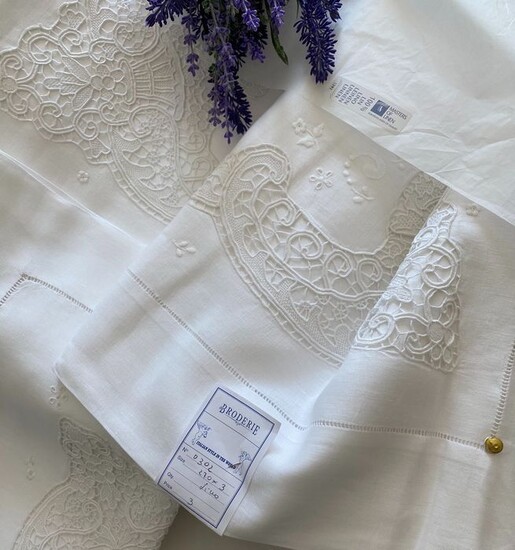 Hand embroidered pure linen sheet - Linen - Second half 20th century