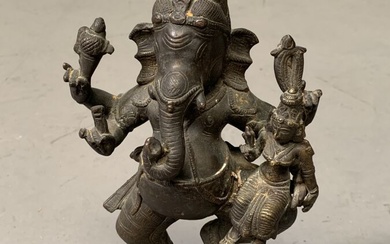 INDE Ganesh à quatre bras portant sa parèdre Sculpture en bronze. Hauteur : 32 cm....