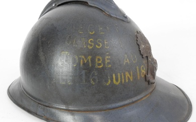 INFANTERIE COLONIALE. Emouvant casque Adrian modèle 1915 en acier peint d'usine en bleu horizon brillant,...