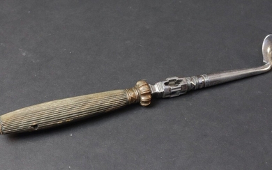 Surgical instrument in steel with a baluster shaped fitting with openwork in its centre holding a free ball. Brass ferrule and bolster, grooved horn handle. 18TH CENTURY. Length 17,8 cm. Minor accident to the horn of the handle