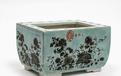 Jardinière - Chine, fin 19e/début 20e s. Porcelaine. Rectangulaire sur quatre pieds. Sur fond turquoise...