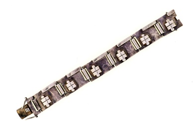 Jean DESPRES (1889-1980). Bracelet moderniste articulé en argent. Les six plaques concaves reçoivent des décors...