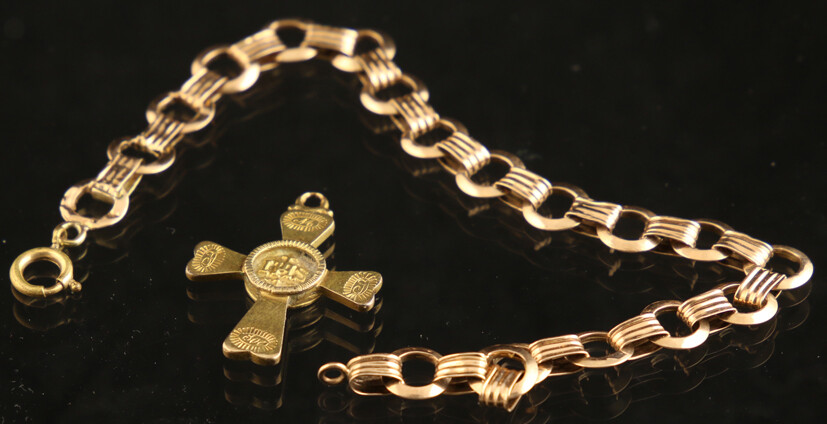 Jewellery gold - 14k pink gold bracelet with round links - dents, clasp replaced and made from metal, 20 cm - and a 14k yellow gold cross pendant engraved with intials - 28 x 24 mm excl. bale