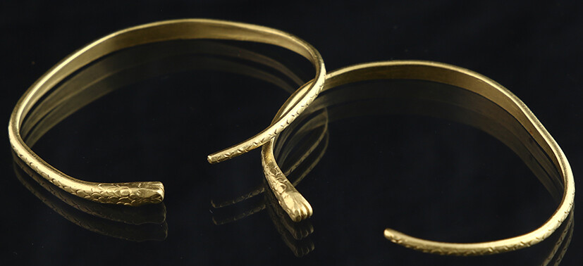 Jewellery gold - Two 22k yellow gold bangle bracelet in the shape of snakes - approximately 13 cm each