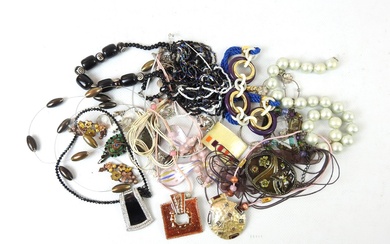 LOT de Bijoux fantaisie comprenant pendentifs émaillés, colliers de perles et divers.