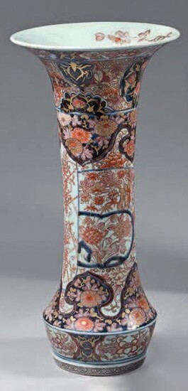 Large cornet vase in Japanese porcelain. Late
