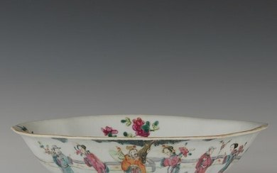 Large flower-shaped bowl (1) - Porcelain - Figures - China - 19th century
