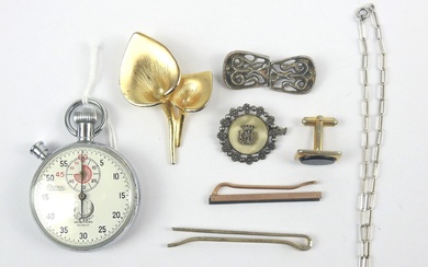 Lot comprenant un chronomètre Astral, un collier en argent, trois broches, deux pinces à cravate,...