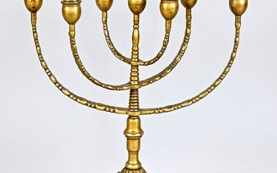 Lustre juif de Shabbat, Allemagne vers 1900, laiton, debout sur un socle à gradins décoré...