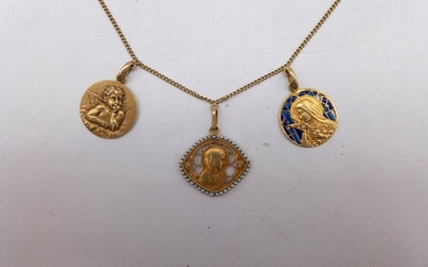 NECKLACE in 18K yellow gold retaining three biblical medals (2 virgins and an angel). French work. Length : 48 cm. Gross weight : 14.37 gr. A gold necklace.