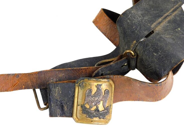 Officer's belt of the National Guard, Second Republic period, fine black patent leather, sword hanger, the short fixed and the long mobile. Brass withdrawal hook, rectangular curved buckle with cut bronze sides. Silver plated cock motif on a lictor's...