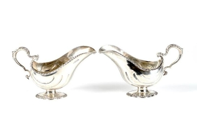 PAIR OF EDWARDIAN SILVER SAUCE BOATS, 892g