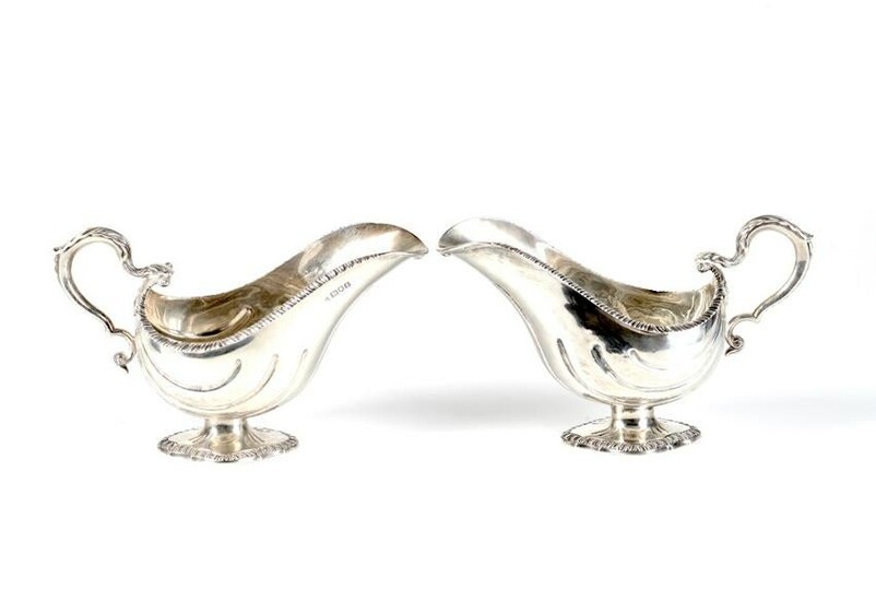 PAIR OF EDWARDIAN SILVER SAUCE BOATS, 892g