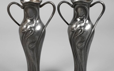 Paire de vases WMF, vers 1900, marque W.M.F. dans l'ovale, Britanniametall argenté, travaillé en creux,...