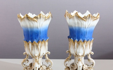 Paire de vases en porcelaine, napoléoniens, vers 1870, Napoléon III, décor de feuilles bleues et...