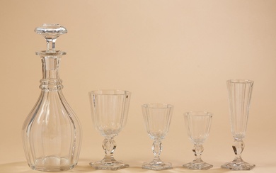 Partie de service de table en cristal chiffré comprenant : deux carafes , neuf verres...