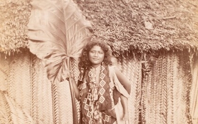 Photographe non identifié. Femme de l’île de Niue. Épreuve albuminée, c. 1880. Bernice Pauahi, Memoirs,...