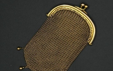 Porte-monnaie en or jaune, la maille retenant quatre petites boules - 26,7 g - 8,5 x 5 cm