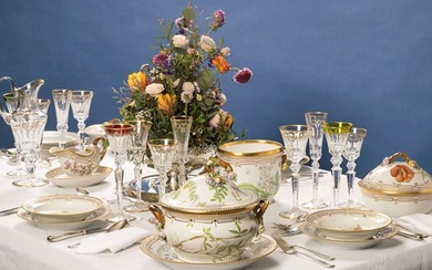 Prestigioso servizio da tavola in porcellana policroma e dorata Royal Copenhagen 'Flora Danica', anni Settanta