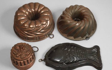 Quatre moules en cuivre 19e/20e siècle, tôle de cuivre repoussée, étamée à l'intérieur, deux moules...