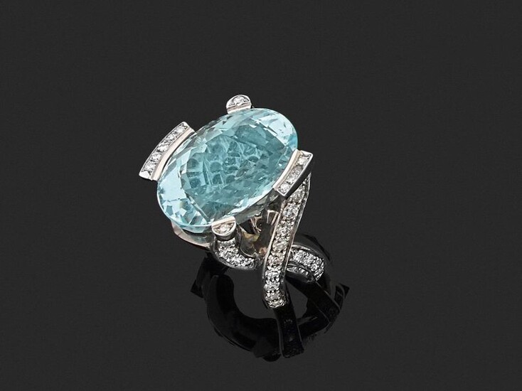 RING in 750 thousandths white gold, the frame with an eventful decoration entirely set with round diamonds, holding an oval aquamarine in the centre. Finger size: 55. Gross weight: 24.0 g. Presumed weight of the aquamarine about 20 to 23 ct. White...