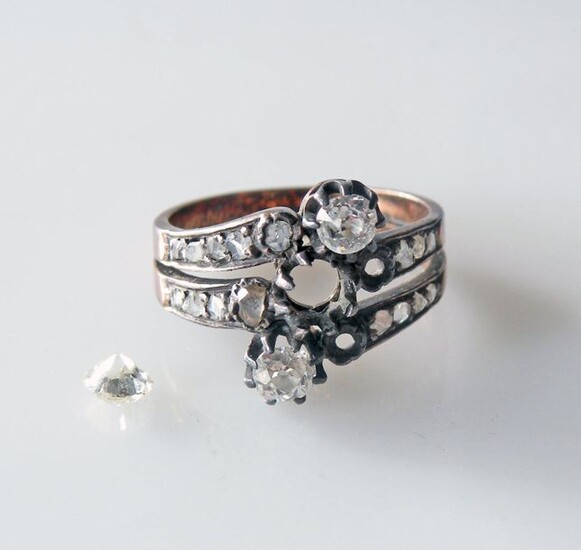 RING in gold and silver, set with three old cut diamonds and roses (two diamonds are missing), work from the end of the XIXth, beginning of the XXth. Weight 3,6 g