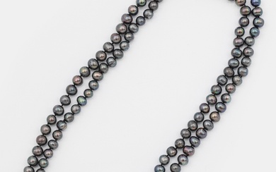 Sautoir classique en perles Une rangée de perles de culture anthracite d'environ 8,5 mm au...