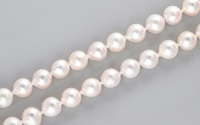 Sautoir formé de 102 perles de culture Akoya (Japon) de diamètre 7.5/8 mm, fermoir anneau...