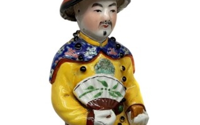 Scultura di dignitario in porcellana con decorazione policroma, Cina, XX...