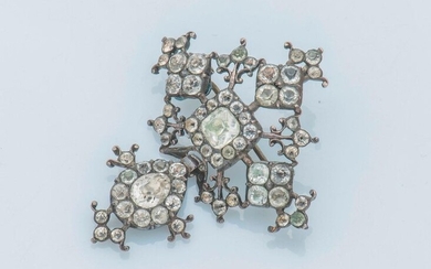 Brooch in silver (800 thousandths) and metal in the shape of a cross, in the taste of the Norman cross known as Saint Lô, drawn by an ironwork pattern. Height: 5.5 cm Width: 4.6 cm Gross weight: 11 g
