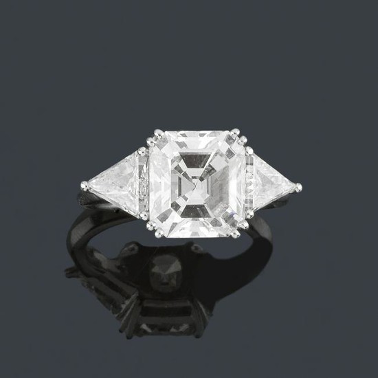 Solitaire ring with central emerald cut diamond, 3.89