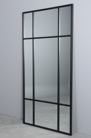 Spejl med ramme af sort lakeret jern. H. 180 cm.
