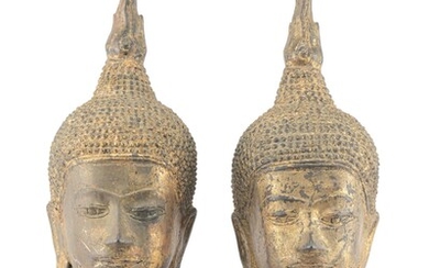 THAÏLANDE, Paire de têtes de Bouddha en bronze laqué doré, Ayuthaya XVIIIème