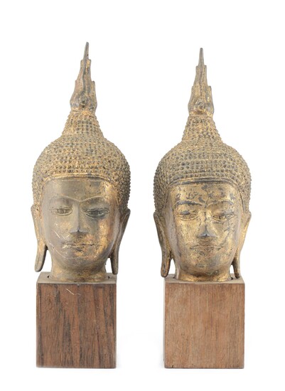 THAÏLANDE, Paire de têtes de Bouddha en bronze laqué doré, Ayuthaya XVIIIème