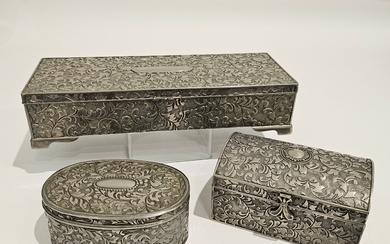 THREE JEWELRY BOXES IN METAL WORKED WITH VEGETABLE DECORATION, AROUND 1930.