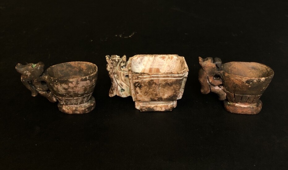 玛瑙石雕酒杯三件 THREE SMALL CHINESE STONE CUPS