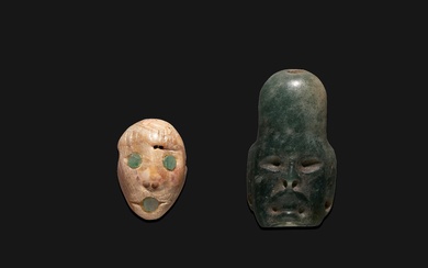 Un lot réunissant deux très belles sculptures miniatures, anciens éléments de collier, dont une tête...