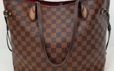 Un sac Louis Vuitton "Neverfull" en Damier Ebène. Taille MM. Extérieur en cuir recouvert de...