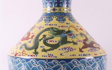 Un vase en porcelaine, Chine, 21ème siècle. Décor polychrome de, entre autres, dragons avec perle...