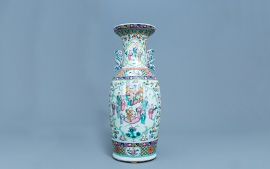 Un vase en porcelaine de Chine famille rose à décor d'immortels, 19ème siècle