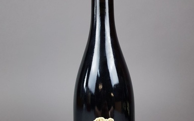 Une bouteille de vin prestigieux de Jean François Ganevat, Côtes du Jura rouge, Pinot Noir...