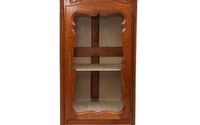 VITRINA, FRANCIA, S.XX, ESTILO LUIS XV. Elaborada en madera roble, cuenta con friso superior, acantos, puerta abatible y dos cajones.